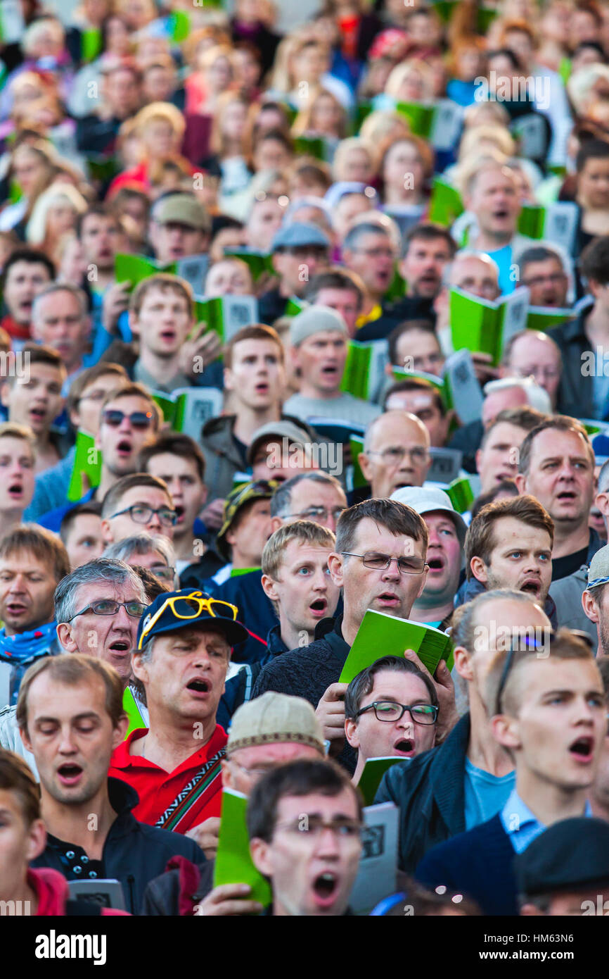 TALLINN, ESTLAND - 4. JULI 2014. Großer Chor singen bei Tallinn Song Festival Grounds Stockfoto