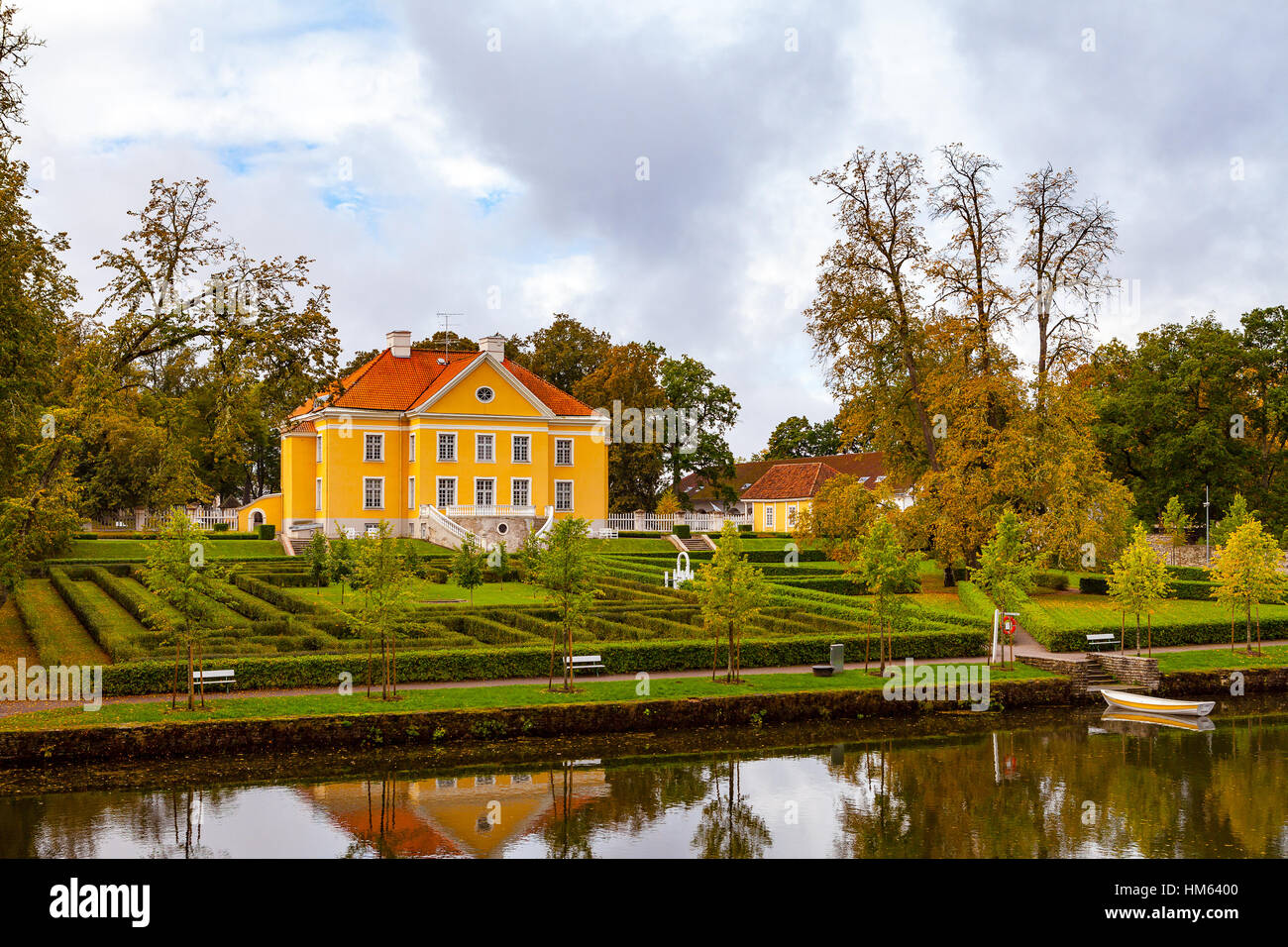 Panoramablick von Manor mit Teich, rontunda brifge und schönen Park, Palmse, Estland Stockfoto