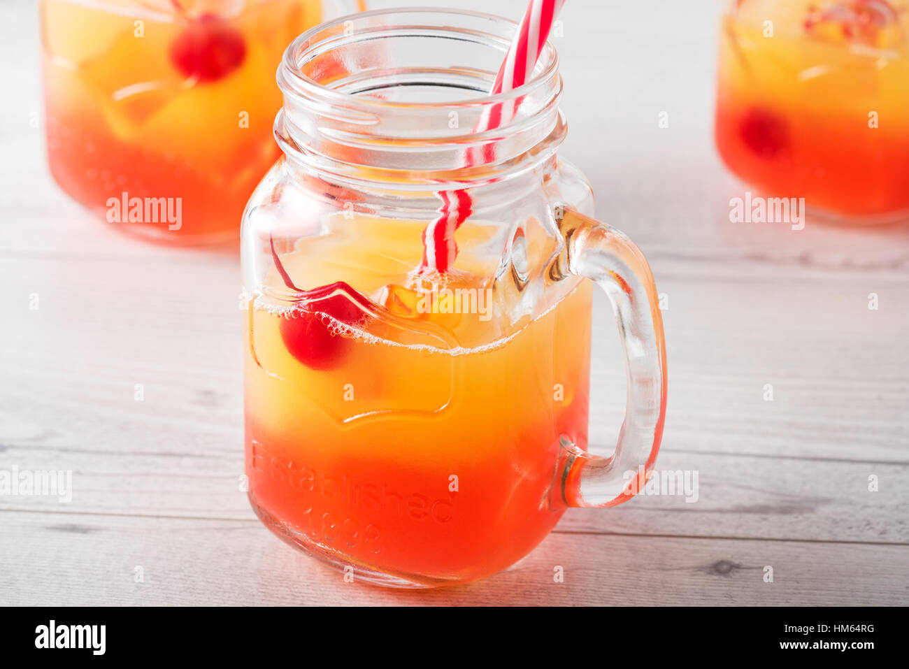 Tequila Sunrise Cocktail im Glas mit Garnierung Stockfoto