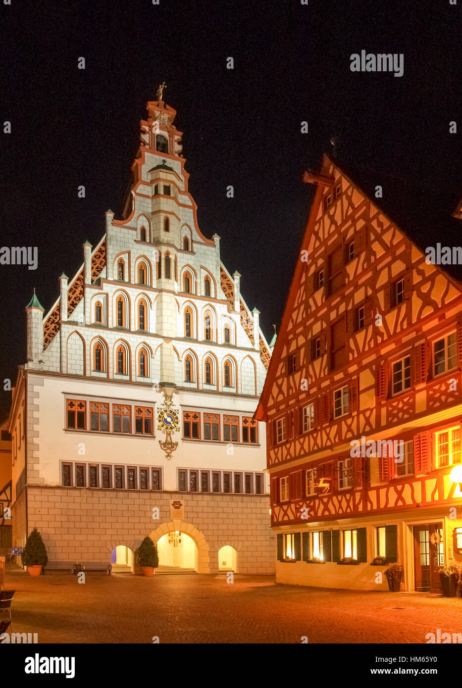 Bad Waldsee, Deutschland - 1. November 2014: typische alte Häuser der Altstadt künstlich beleuchtet bei Nacht Stockfoto