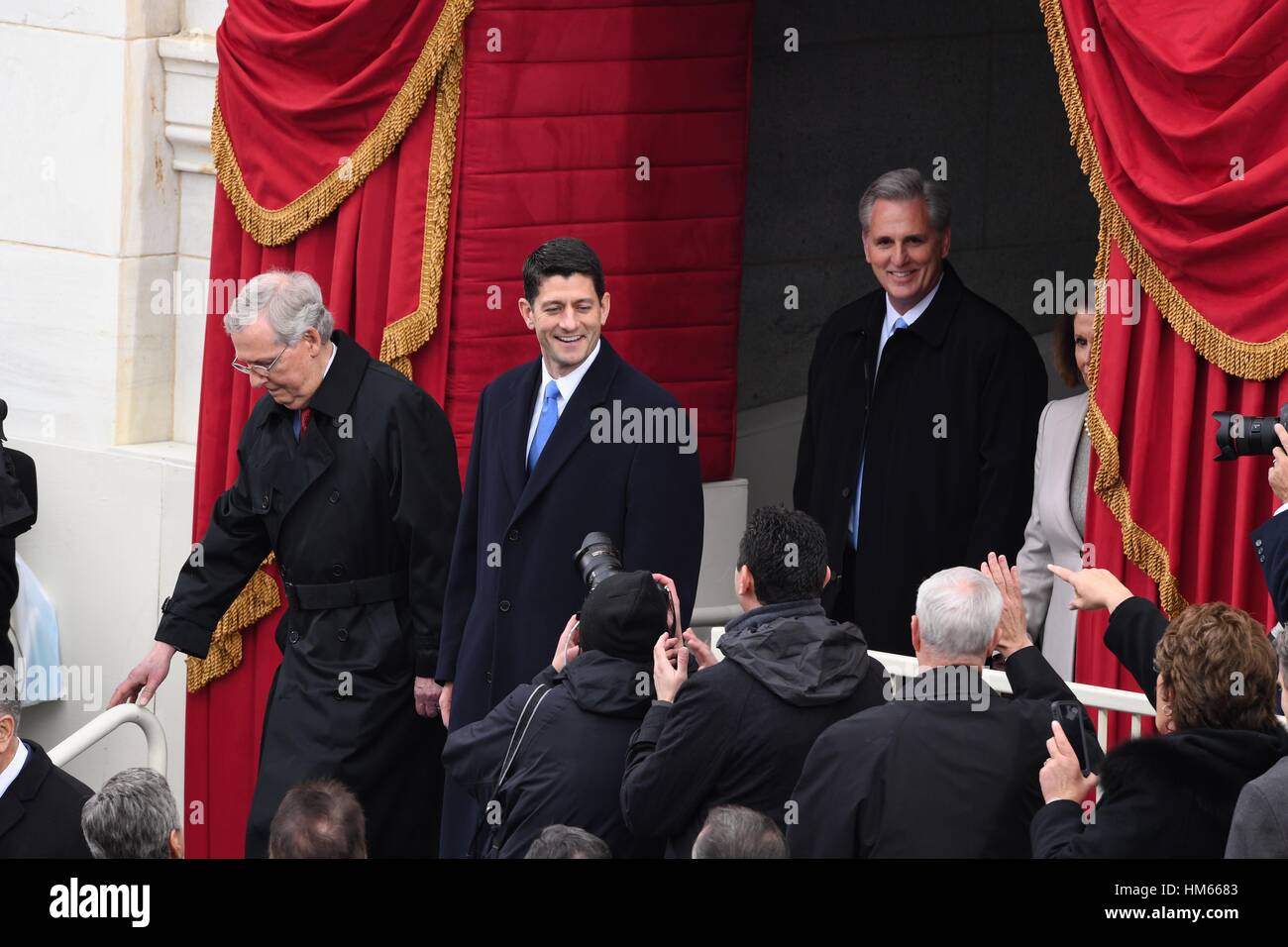 U.S. Senat-Majorität Führer Mitch McConnell, geht links, raus aus dem US Capitol Building mit Haus Sprecher Paul Ryan und House Majority Leader Kevin McCarthy, rechts, für die Eröffnungsfeier der 45. Präsident 20. Januar 2017 in Washington, DC. Stockfoto