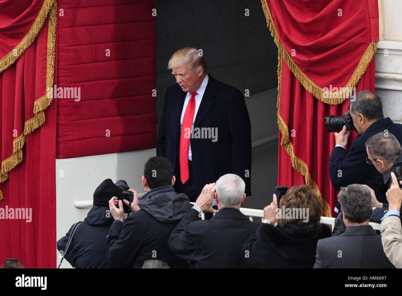 Gewählter Präsident Donald Trump geht raus aus dem US Capitol Building für die Eröffnungsfeier der 45. Präsident 20. Januar 2017 in Washington, DC zu. Stockfoto