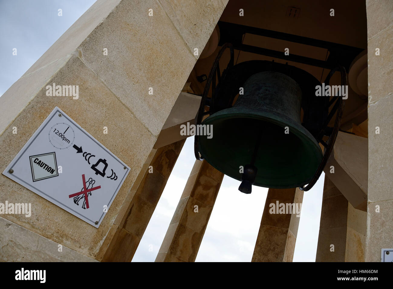 Schild Vorsicht warnen Warnzeichen Vorankündigung laut betäuben ohrenbetäubenden Lärm Glocke läuten Mittag Mittag Alarm signal Valletta Stockfoto