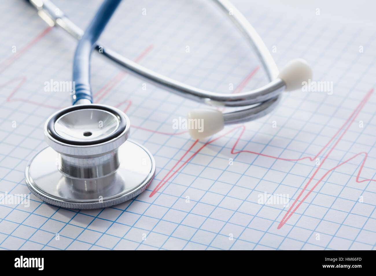 Stethoskop auf Papier mit Pulslinie Stockfoto