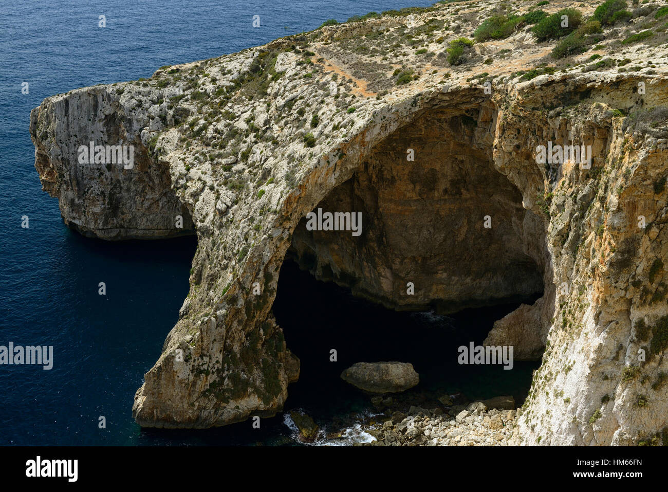 Blaue Grotte Malta Meer Bogen Küste Küstenerosion Mittelmeer azurblauem Meer touristische Attraktion Sightseeing Wahrzeichen RM Welt Stockfoto