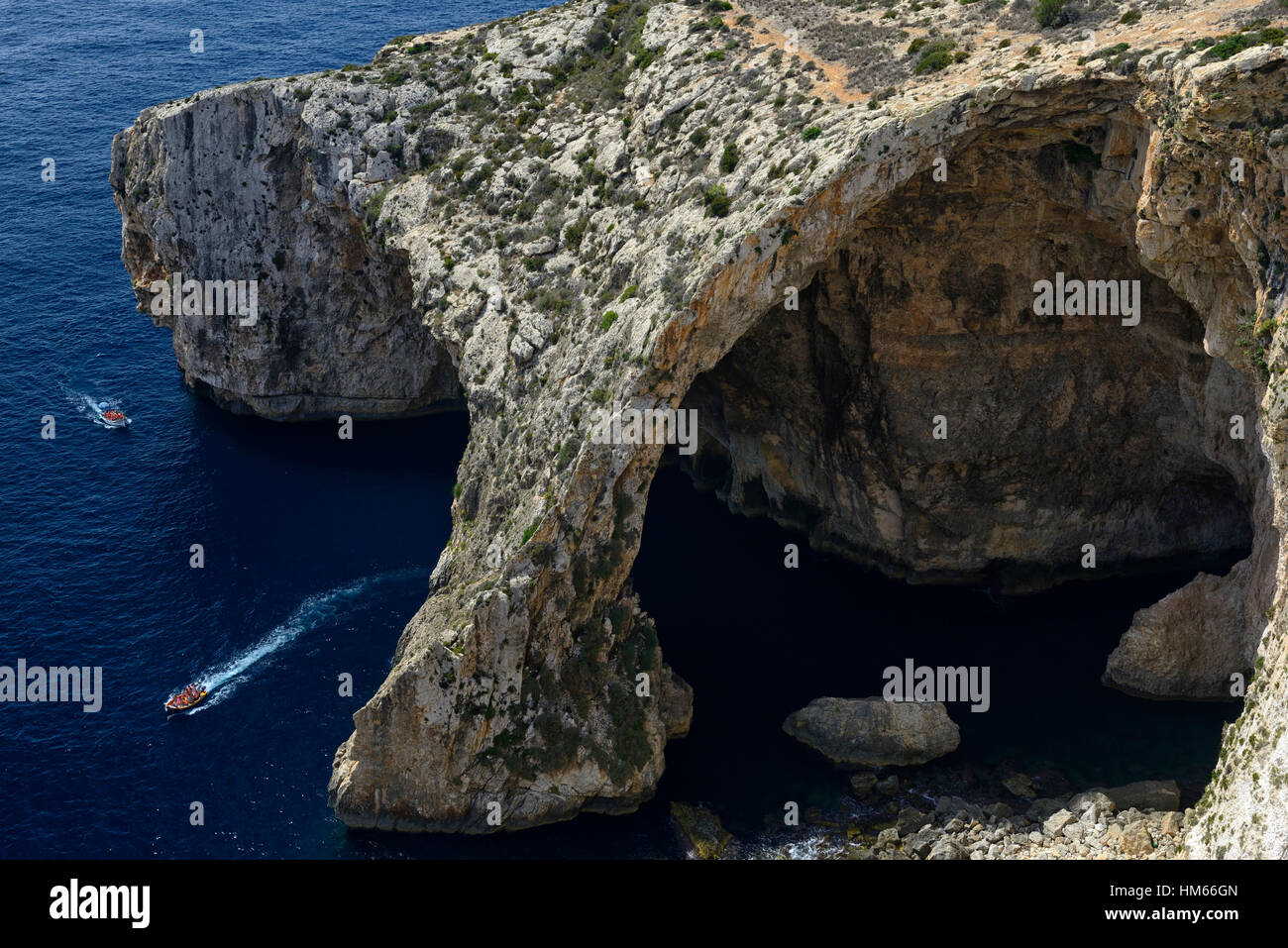 Blaue Grotte Malta Meer Bogen Küste Küstenerosion Mittelmeer azurblauem Meer touristische Attraktion Sightseeing Wahrzeichen RM Welt Stockfoto