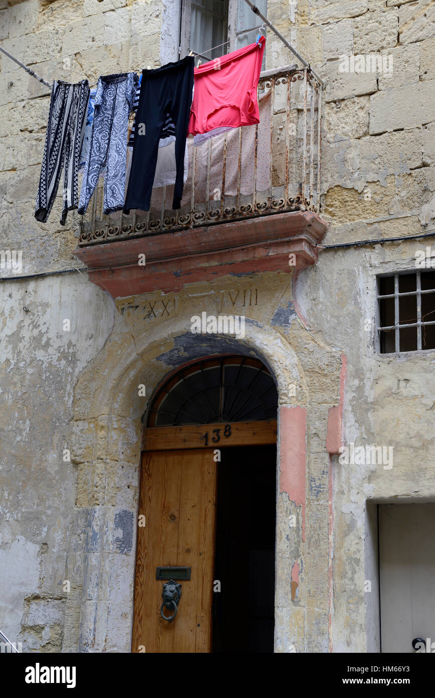 Waschestander Trocknen Im Freien Hangen Hangen Traditionellen Stil Balkon Appartements Altstadt Valletta Malta Rm Welt Stockfotografie Alamy