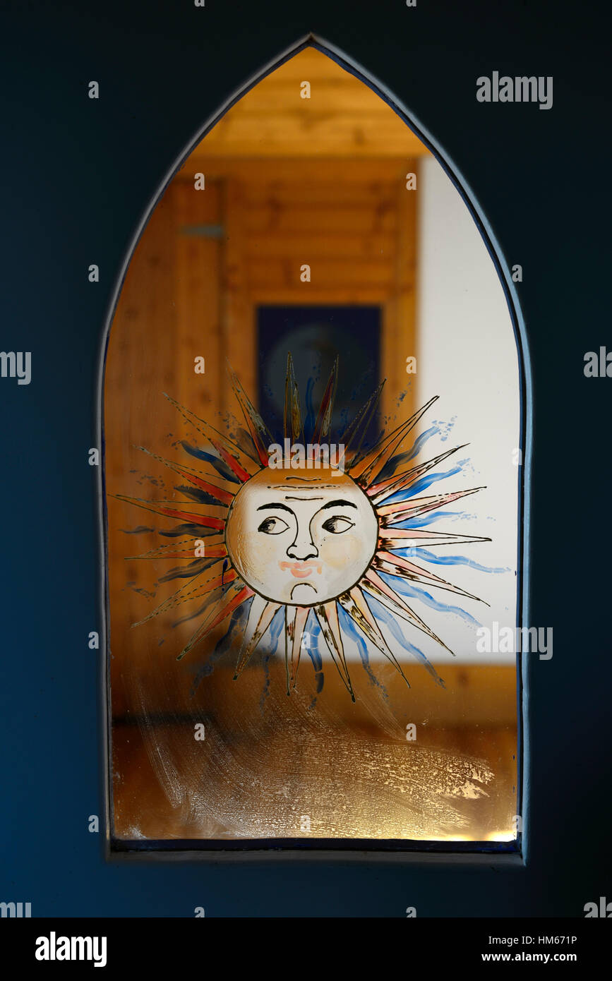 Sonne Glasmalerei-Fensterbereich Bogen gewölbt dekorieren Dekoration RM Irland Stockfoto