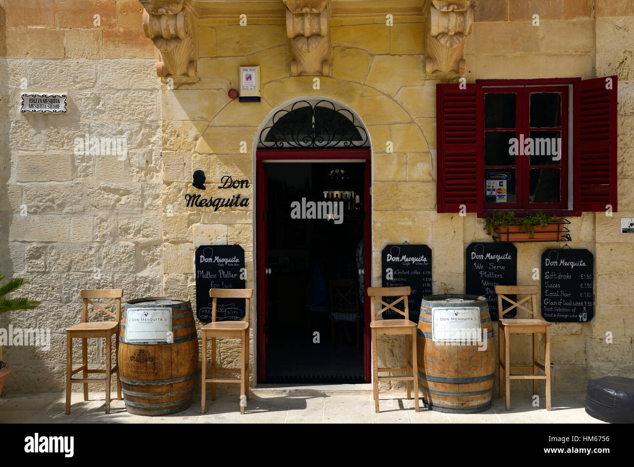 Don Mesquita Restaurant Café Bar Business Eingang traditionellen alten Stil Shops Straßen Valletta Malta Stockfoto