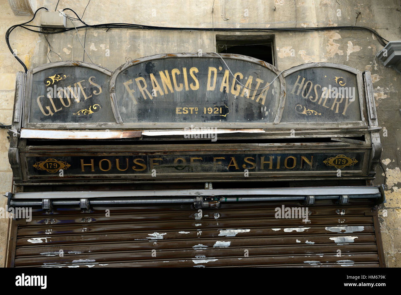 Francis d'agata Haus der Mode Strümpfe Handschuhe Kleidung alte Tür Tür Holz Holz Shopbetrieb Eingang traditionellen alten Stockfoto