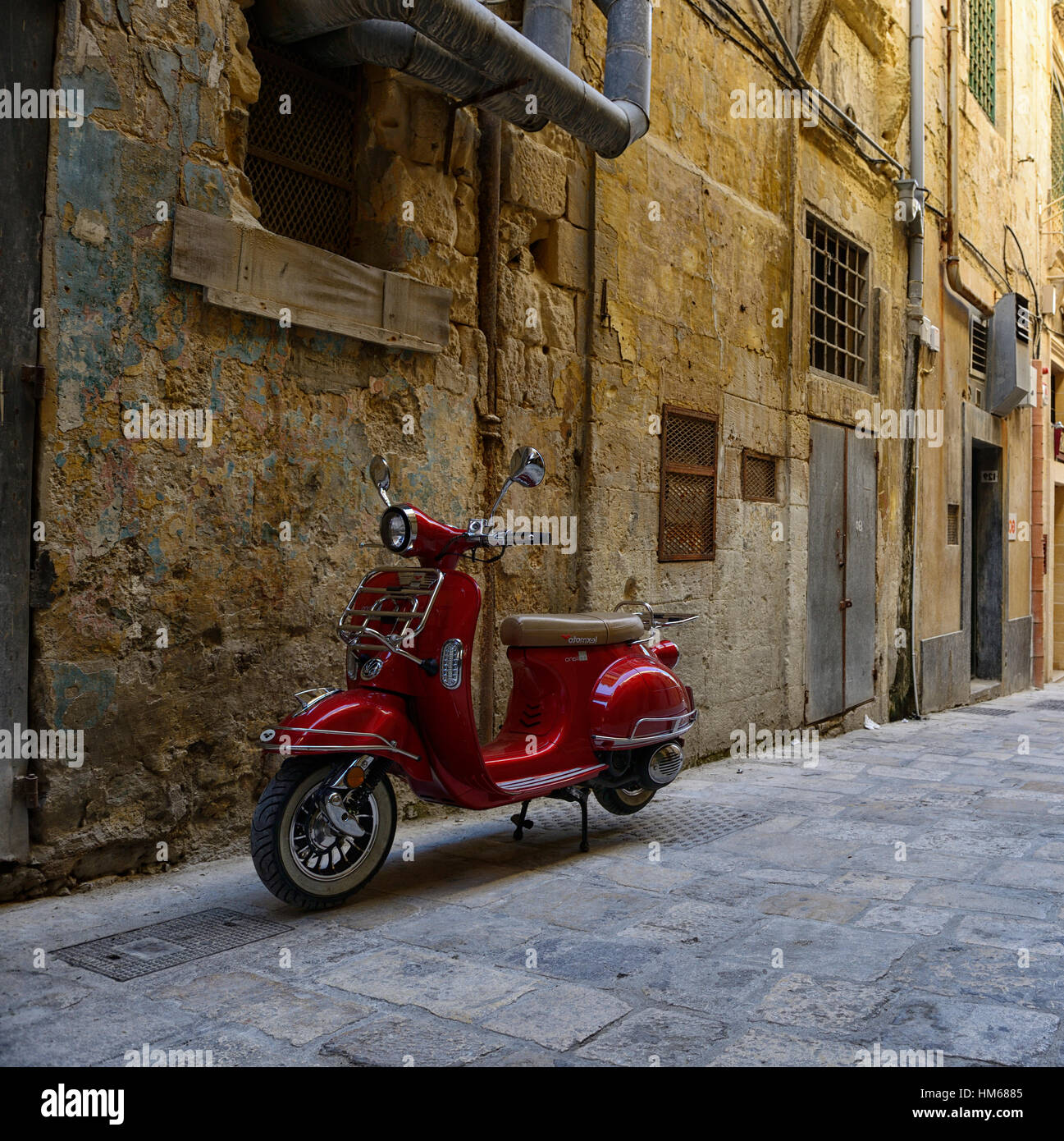 Rote Lexmoto Roller Moped Motorrad Motorrad Transport Transport Seite Straße Straßen Park geparkt Valletta Malta RM Welt Stockfoto