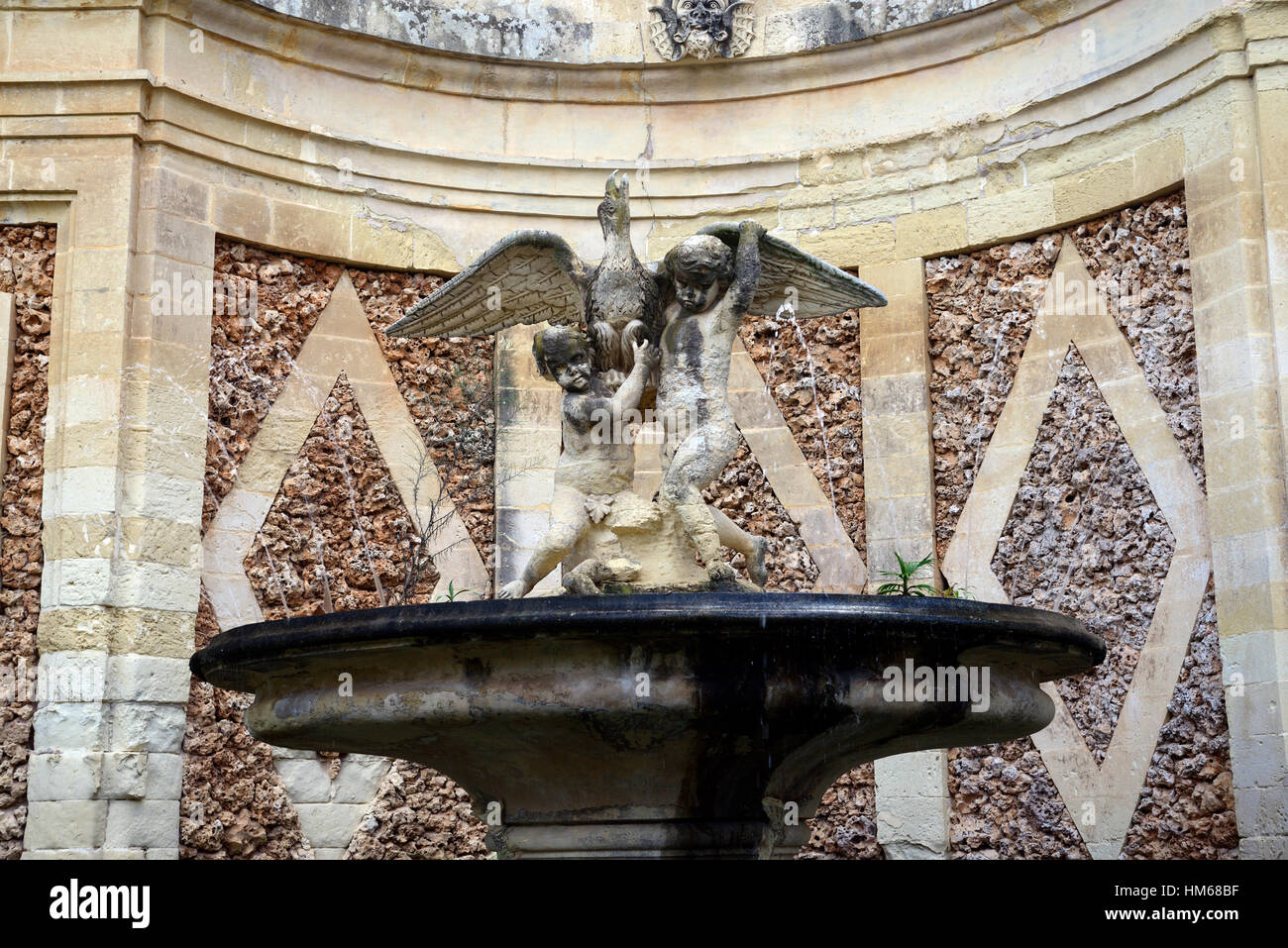 komplizierte verzierten Brunnen Wasserteich San Anton Gärten Presidential Palace Attard Malta öffentlichen RM Gartenwelt Stockfoto