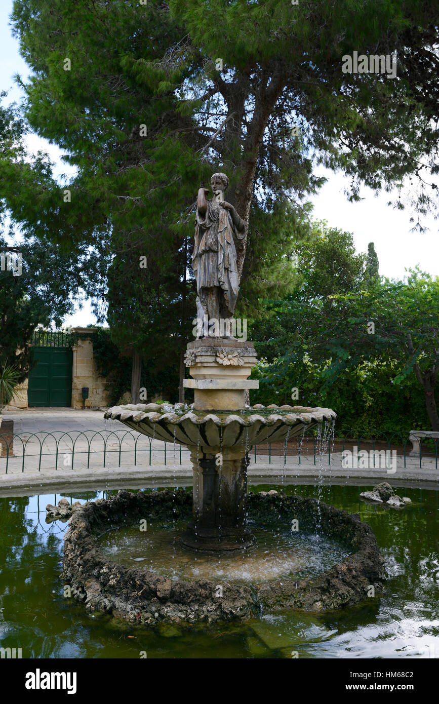 Roman romanische Statue Brunnen Teich San Anton Gärten Presidential Palace Attard Malta öffentlichen RM Gartenwelt Stockfoto