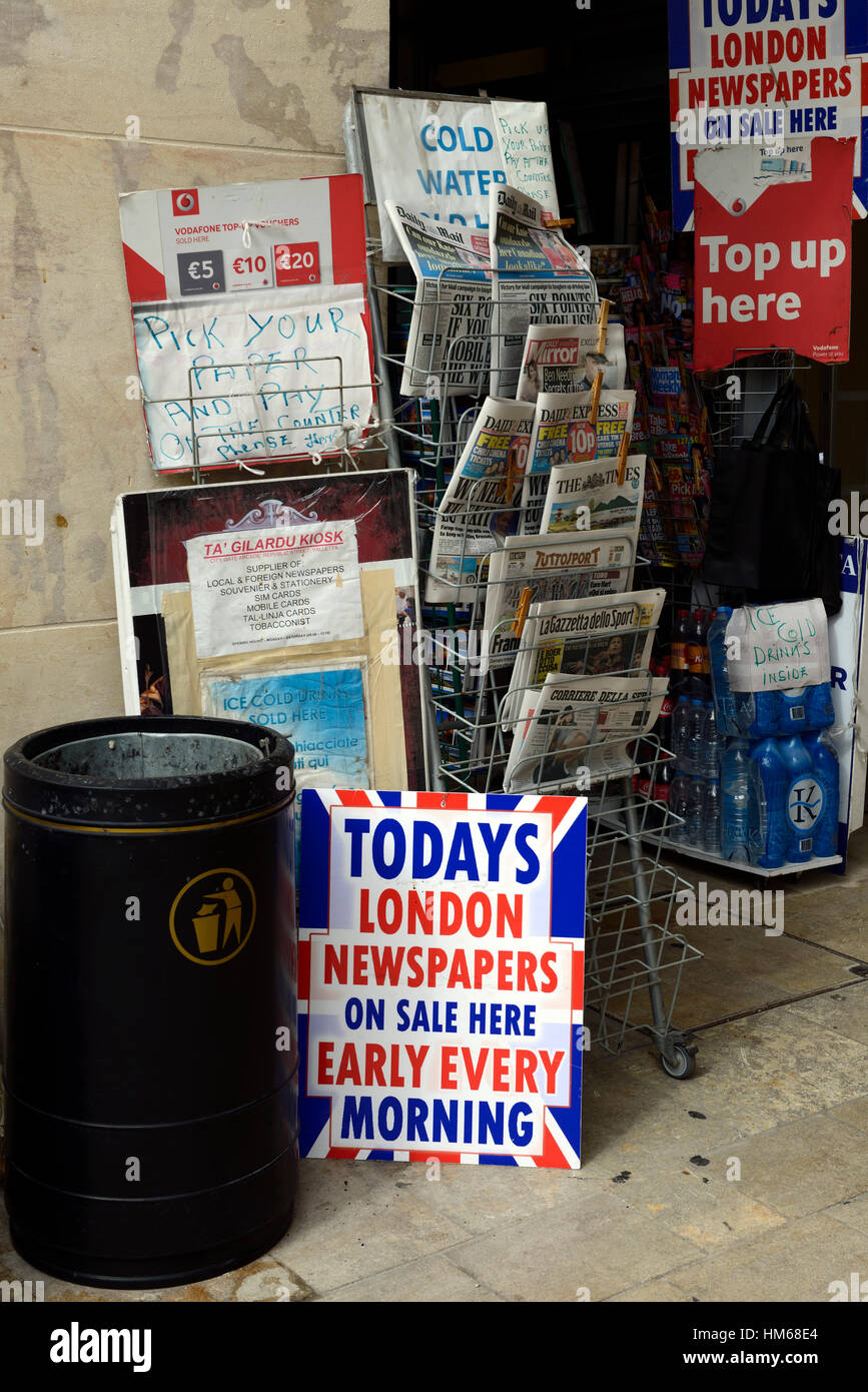 englische Zeitungen der UK-Nachrichten Papiere auf für Verkauf Kiosk Zeitschriftenläden Valletta Malta im Ausland schnelle Kommunikation gleiche Tag Stockfoto