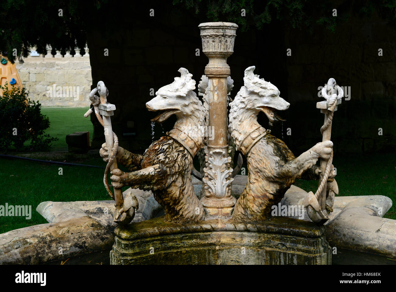 Komplizierte verzierten Brunnen Wasserteich San Anton Gärten Presidential Palace Attard Malta öffentlichen RM Gartenwelt Stockfoto