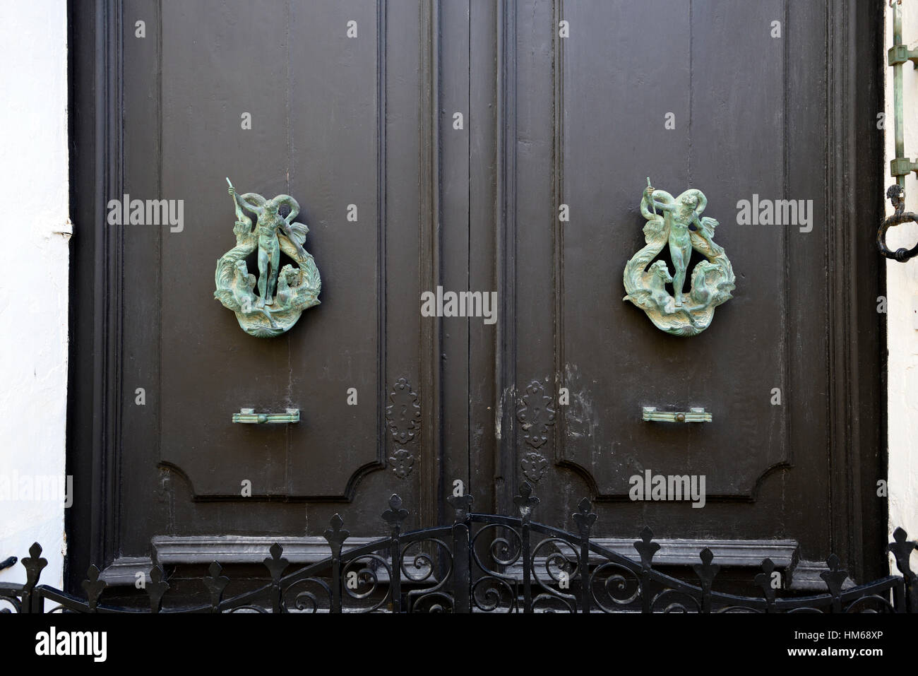 Neptun-Gott der Meer verzierten Messing Türklopfer Meeres-Themenpark Mythologie mythologische Türen Tür traditionelle Valletta Malta Stockfoto