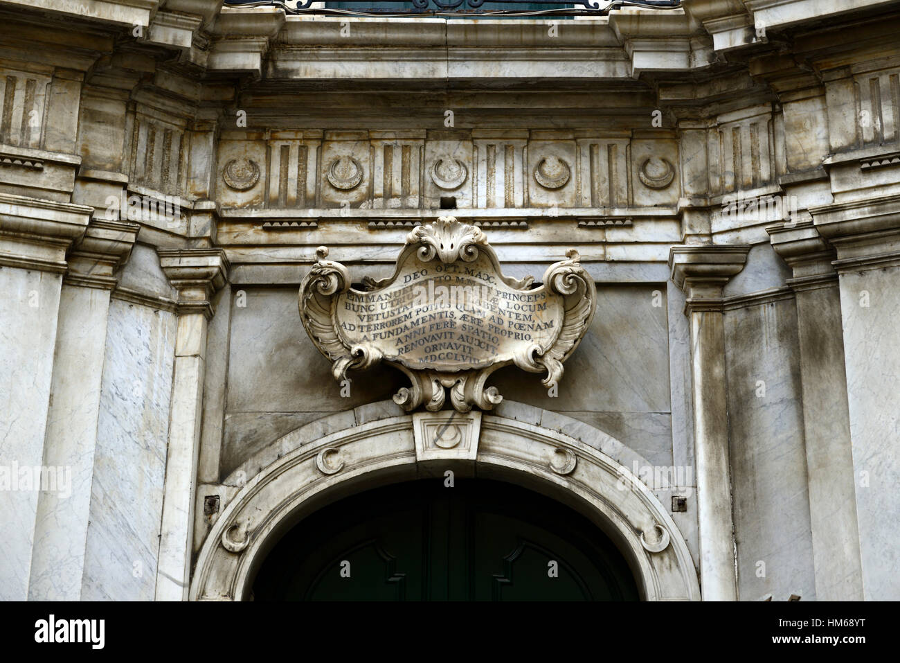 reich verzierte Gesims über oben Tür Tür Steinskulptur schreiben Inschrift gebogen schnitzen geschnitzten Malta Valletta Malta RM Welt Stockfoto