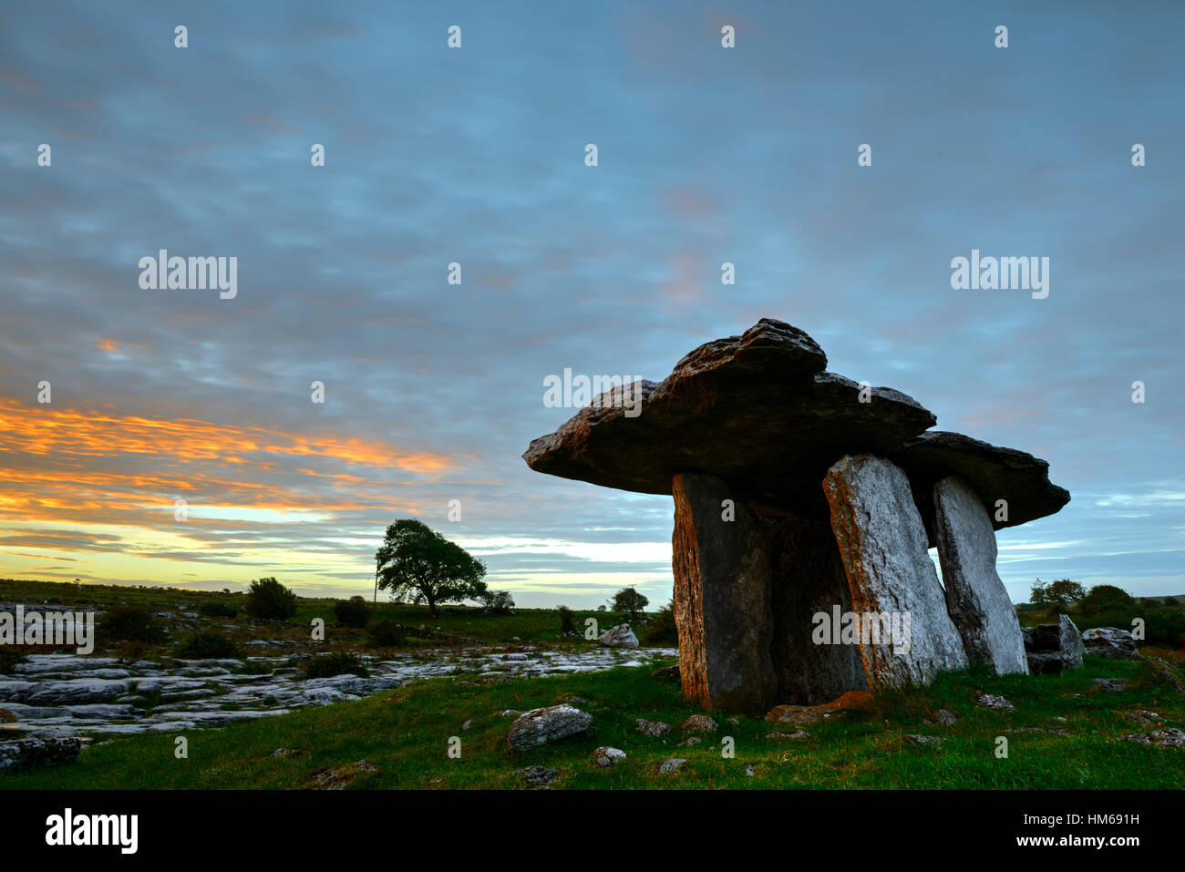 Poulnabrone Dolmen Portal Grab atemberaubenden Sonnenaufgang Burren Karst Landschaft wilden Atlantik Weg Clare West Irland Geschichte historische Stockfoto