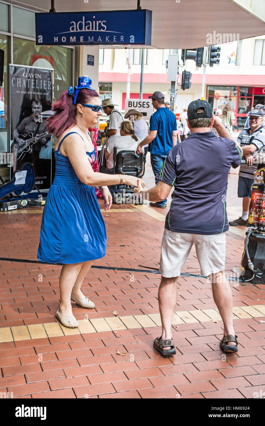 Tanzen auf der Straße in Tamworth Country Music Festival. am Australia Day 2017 Stockfoto