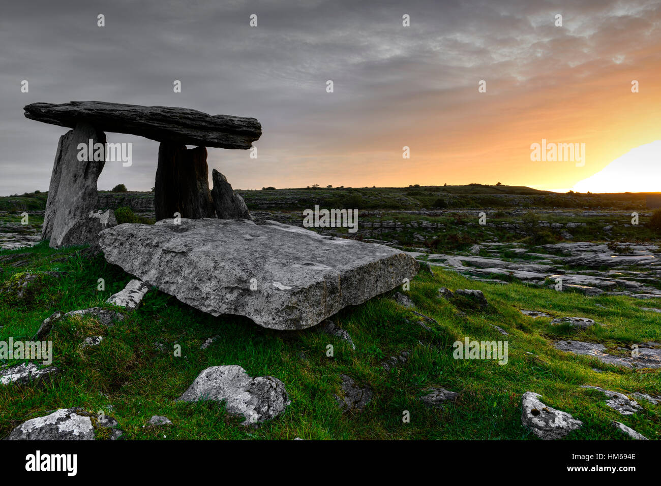 Poulnabrone Dolmen Portal Grab atemberaubenden Sonnenaufgang Burren Karst Landschaft wilden Atlantik Weg Clare West Irland Geschichte historische Stockfoto