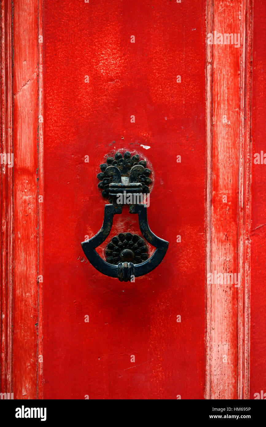 rote Tür verblassen verblasste Farbe Lack verzierten Türklopfer behandeln traditionelle Valletta Malta Mittelmeer RM Welt Stockfoto