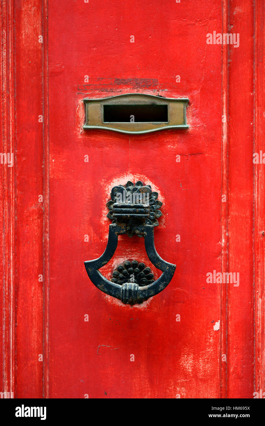 rote Tür verblassen verblasste Farbe Lack verzierten Türklopfer behandeln traditionelle Valletta Malta Mittelmeer RM Welt Stockfoto