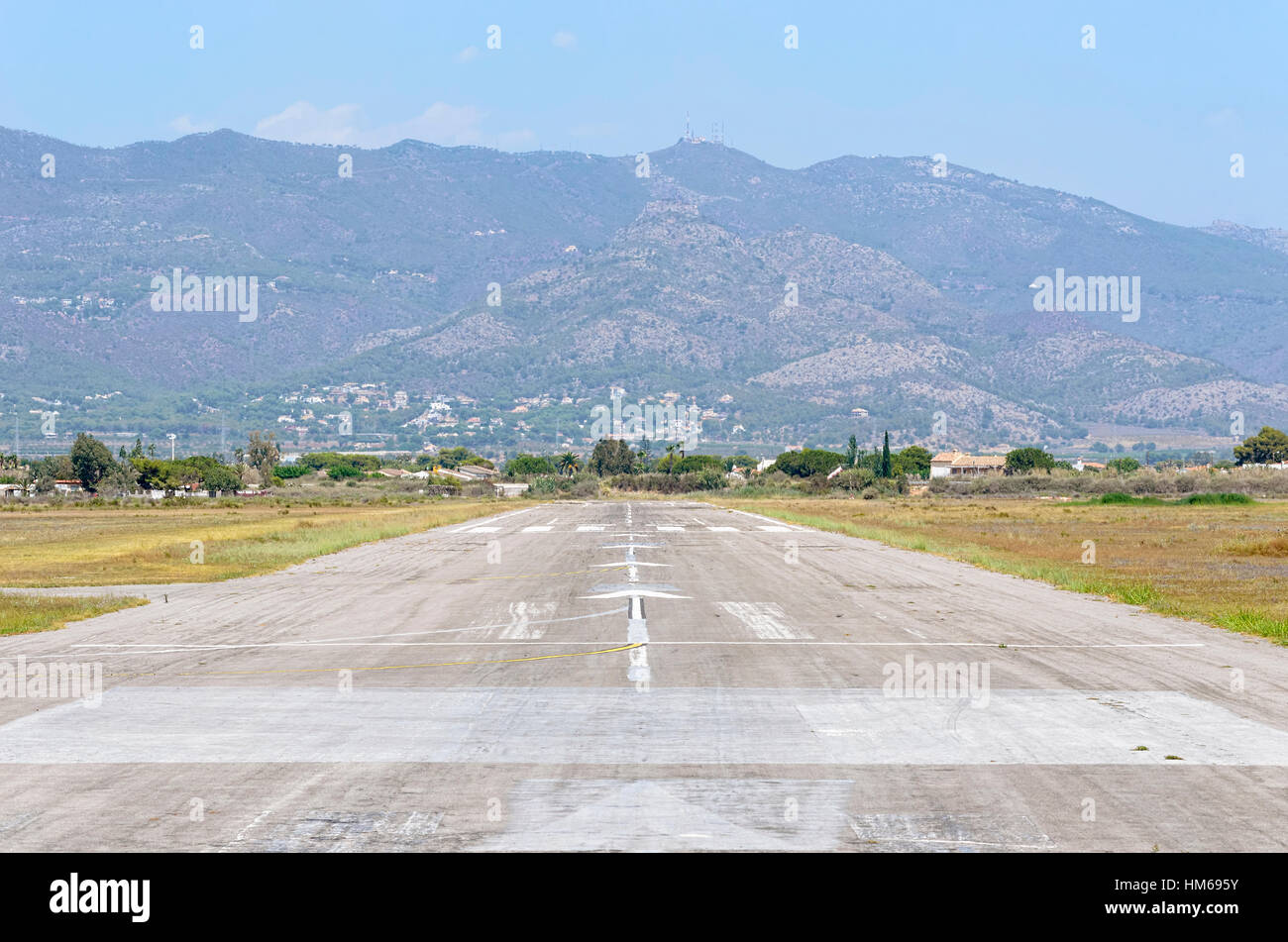 Start-und Landebahn Flugplatz Castellon De La Plana, ohne Flugzeuge, Nähe zum Strand. Im Hintergrund die - Wüste der Palmen - Berge. Sonnige Sommer Stockfoto
