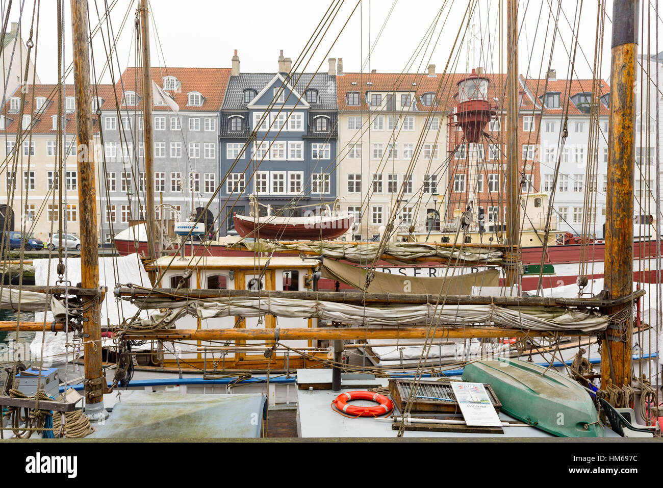 Boote vertäut am Nyhavn, Kopenhagen, Dänemark Stockfoto