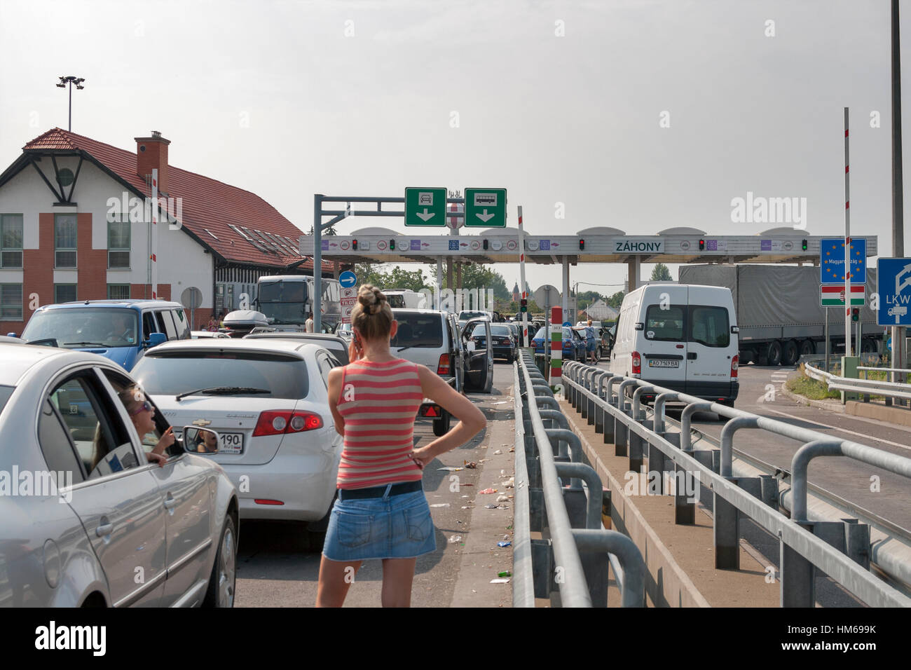 Kurz, Ungarn - 5. August 2012: Staus auf der Ukrainisch-Ungarisch (zwischen hacken und kurz) Zoll Grenzübergang auf Brücke über Tisa riv Stockfoto