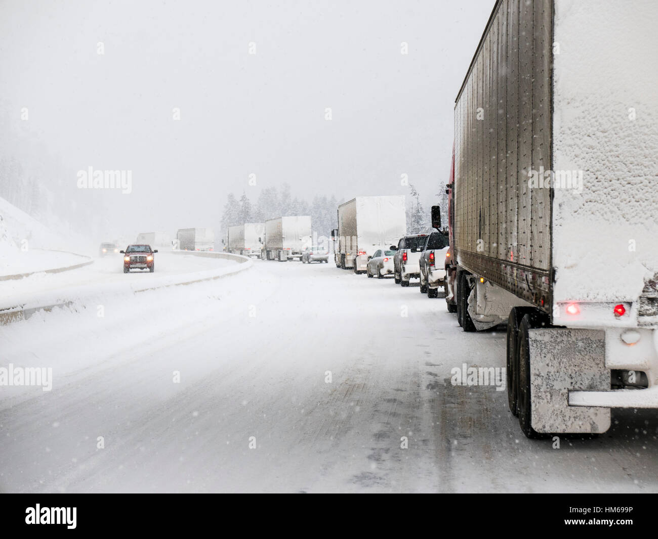 Verschneite Winterlandschaft von Autos und Lastwagen am Trans-Canada Highway in der Nähe von Golden; Britisch-Kolumbien; Kanada Stockfoto