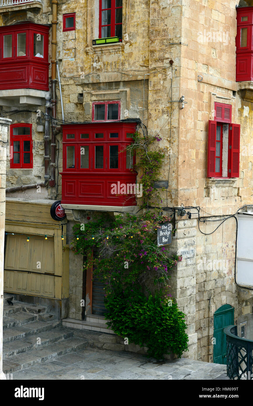Die Brücke bar traditionelles Pub Wirtshaus Gastwirtschaft roten Holz Holzbalkon alten Stil steile Schritte hügeligen Valletta Malta RM Welt Stockfoto