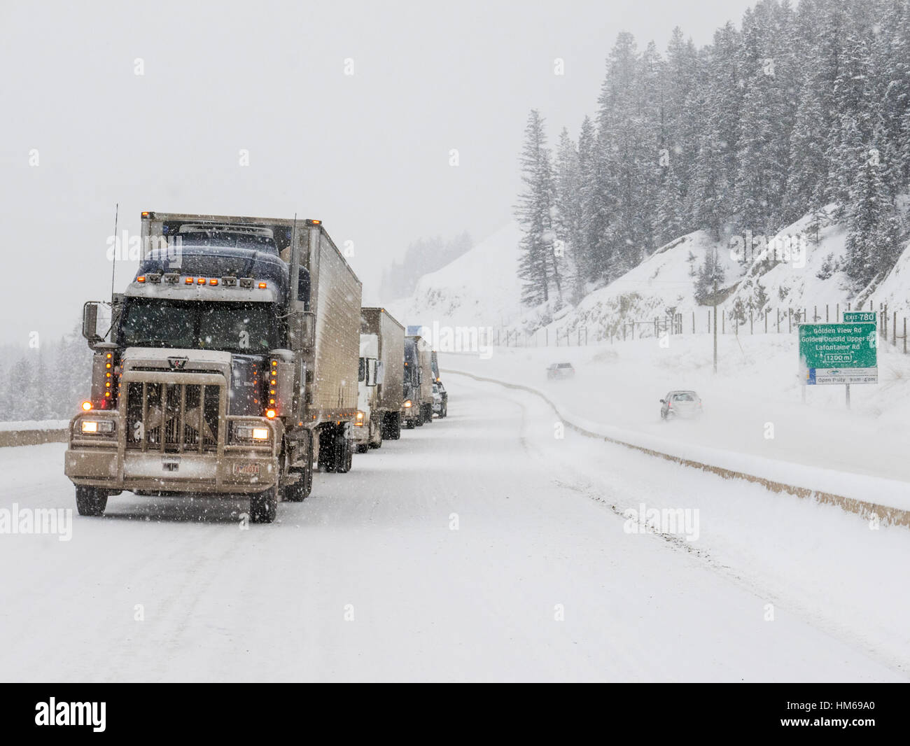 Verschneite Winterlandschaft von Autos und Lastwagen am Trans-Canada Highway in der Nähe von Golden; Britisch-Kolumbien; Kanada Stockfoto