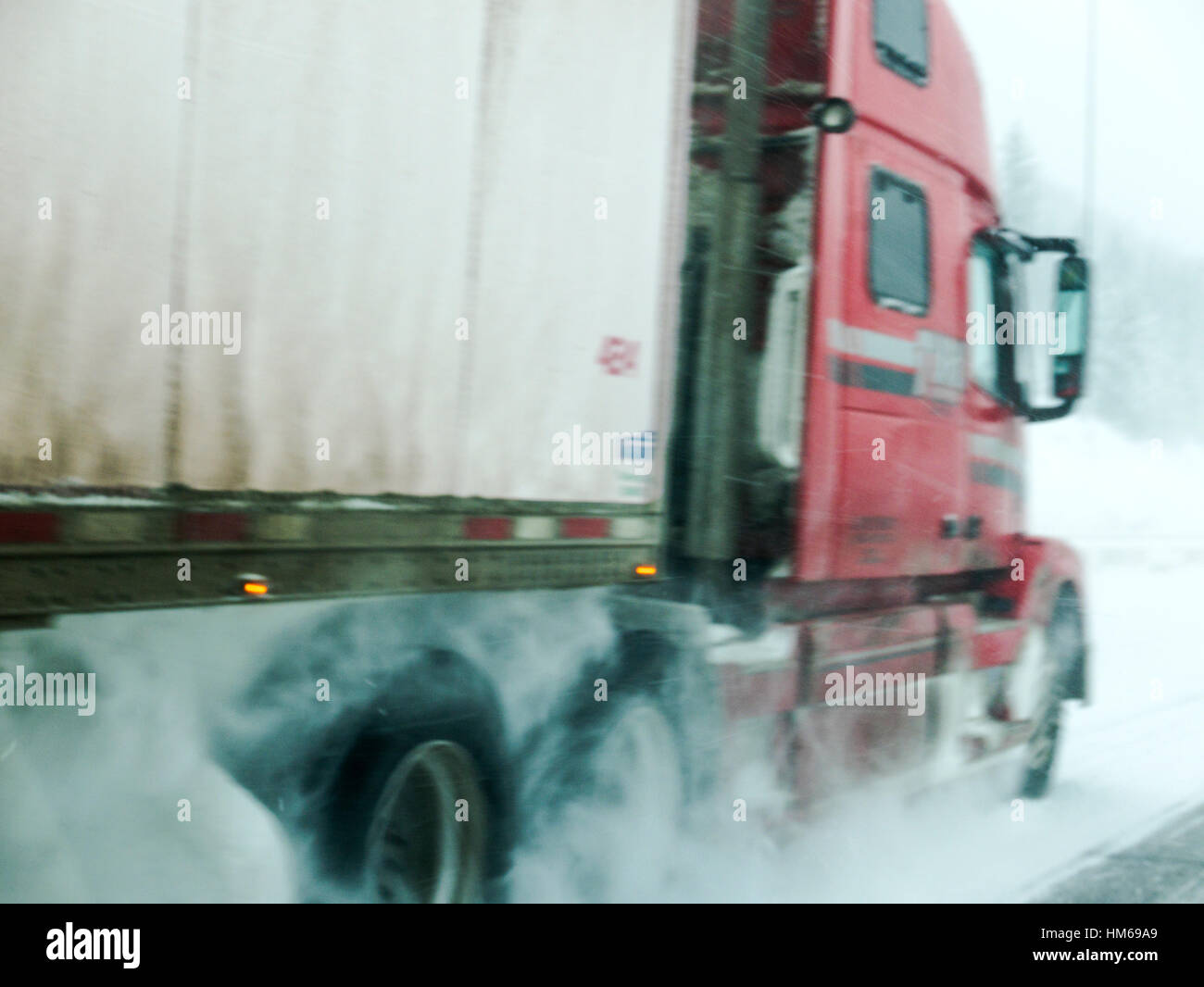 Schwenken Sie Bewegungsunschärfe LKW im Schneesturm auf Trans-Canada Highway in der Nähe von Golden zu bewegen; Britisch-Kolumbien; Kanada Stockfoto