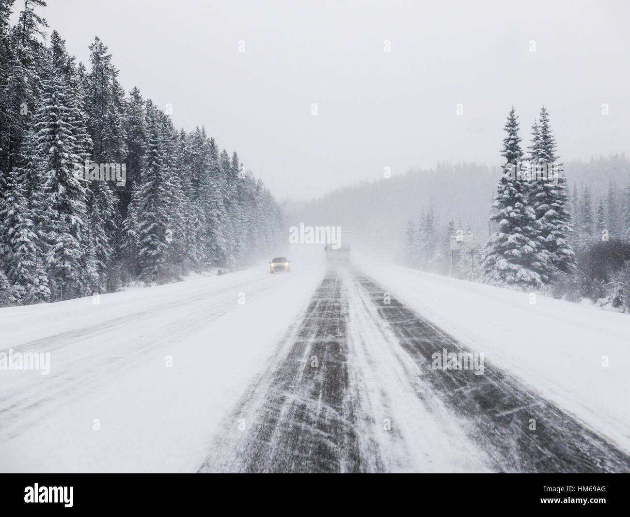 Verschneite Winterlandschaft von Autos und Lastwagen am Trans-Canada Highway in der Nähe von Golden; Britisch-Kolumbien; Kanada Stockfoto