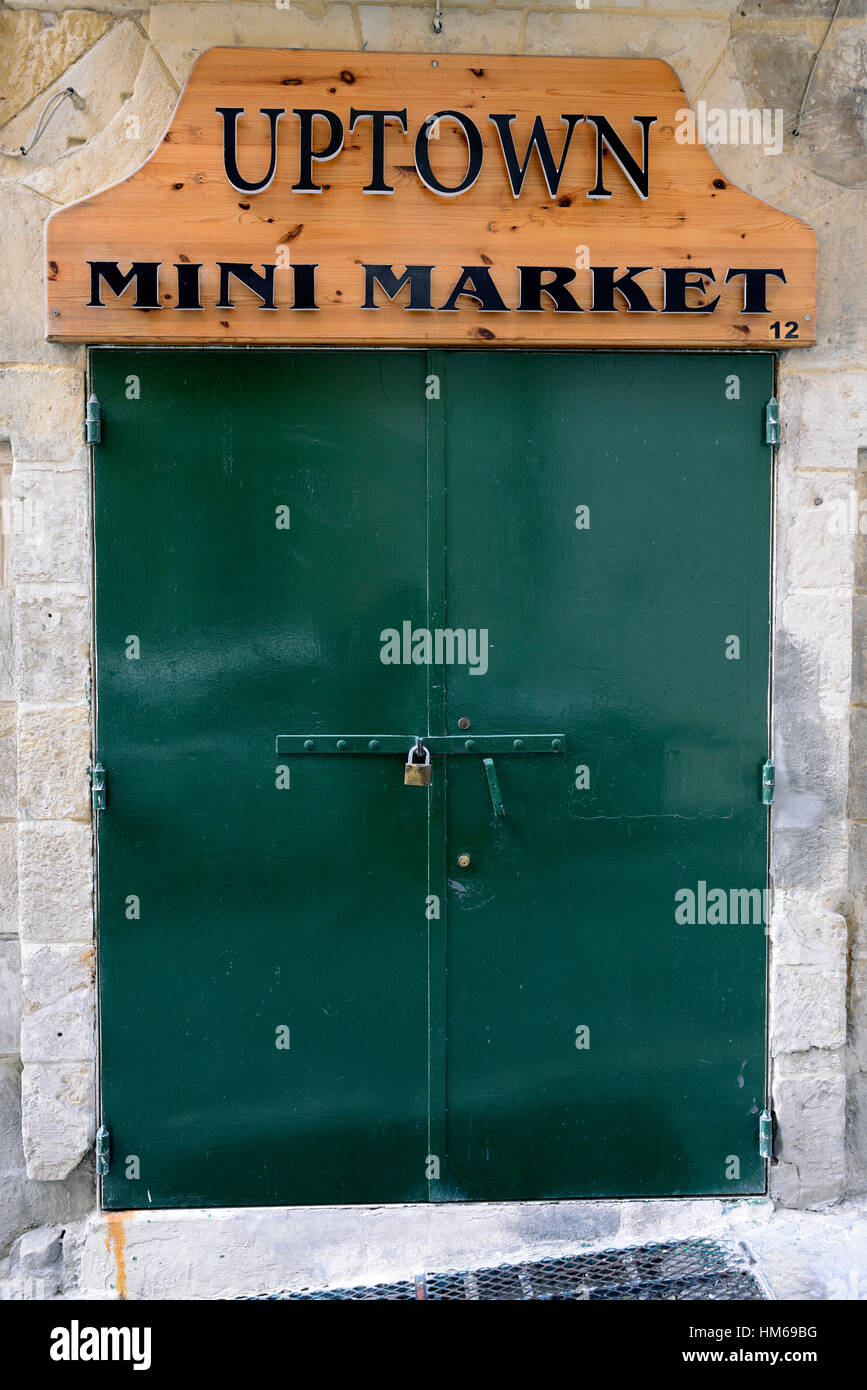 Uptown Minimarkt Tür Tür aus Holz Holzgeschäft Eingang traditionellen alten Stil Shops Valletta Malta RM Welt Stockfoto