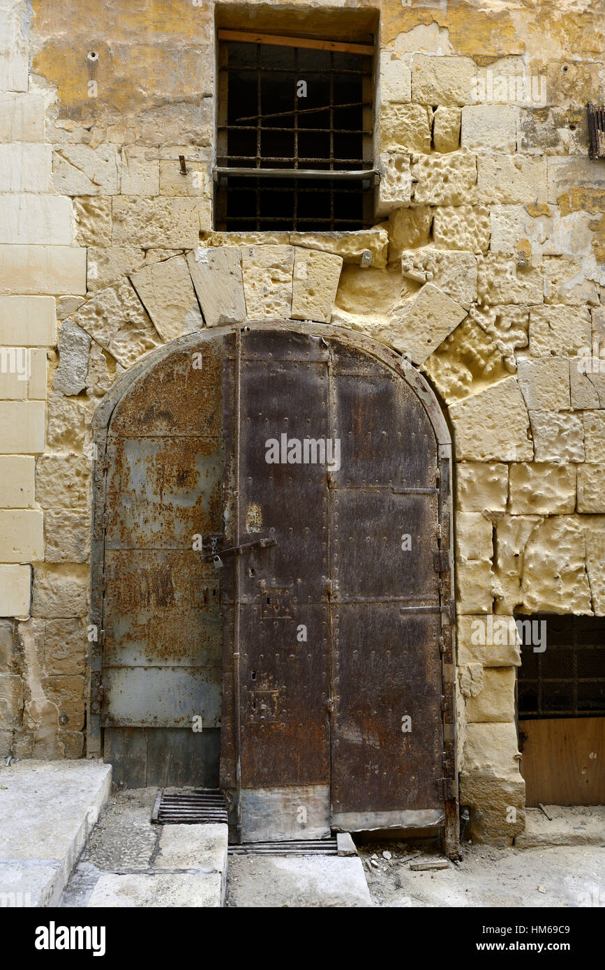 Alte Tür Tür baufällig heruntergekommen, ungepflegt altersschwachen Valletta Malta traditionelle Attraktion aufgegeben Seite Straßen Straße Holz Stockfoto