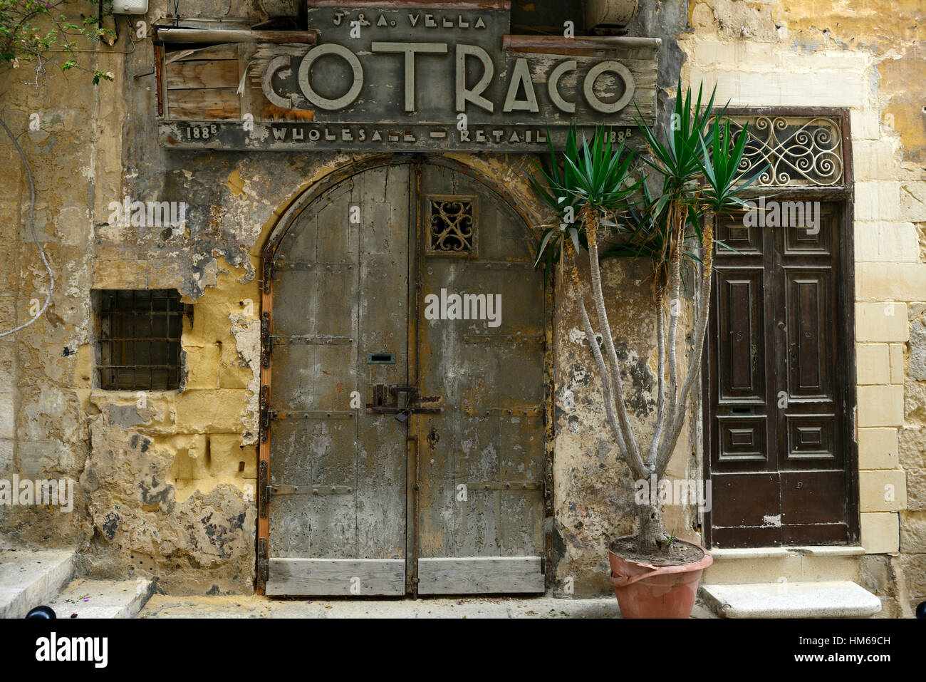 Cotraco alte Tür Tür aus Holz Holzgeschäft Eingang traditionellen alten Stil Shops Straßen Valletta Malta RM Welt Stockfoto