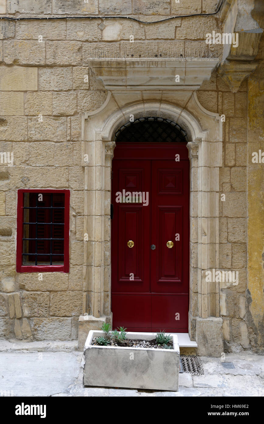 Alte Tür Tür baufällig heruntergekommen, ungepflegt altersschwachen Valletta Malta traditionelle Attraktion aufgegeben Seite Straßen Straße Holz Stockfoto