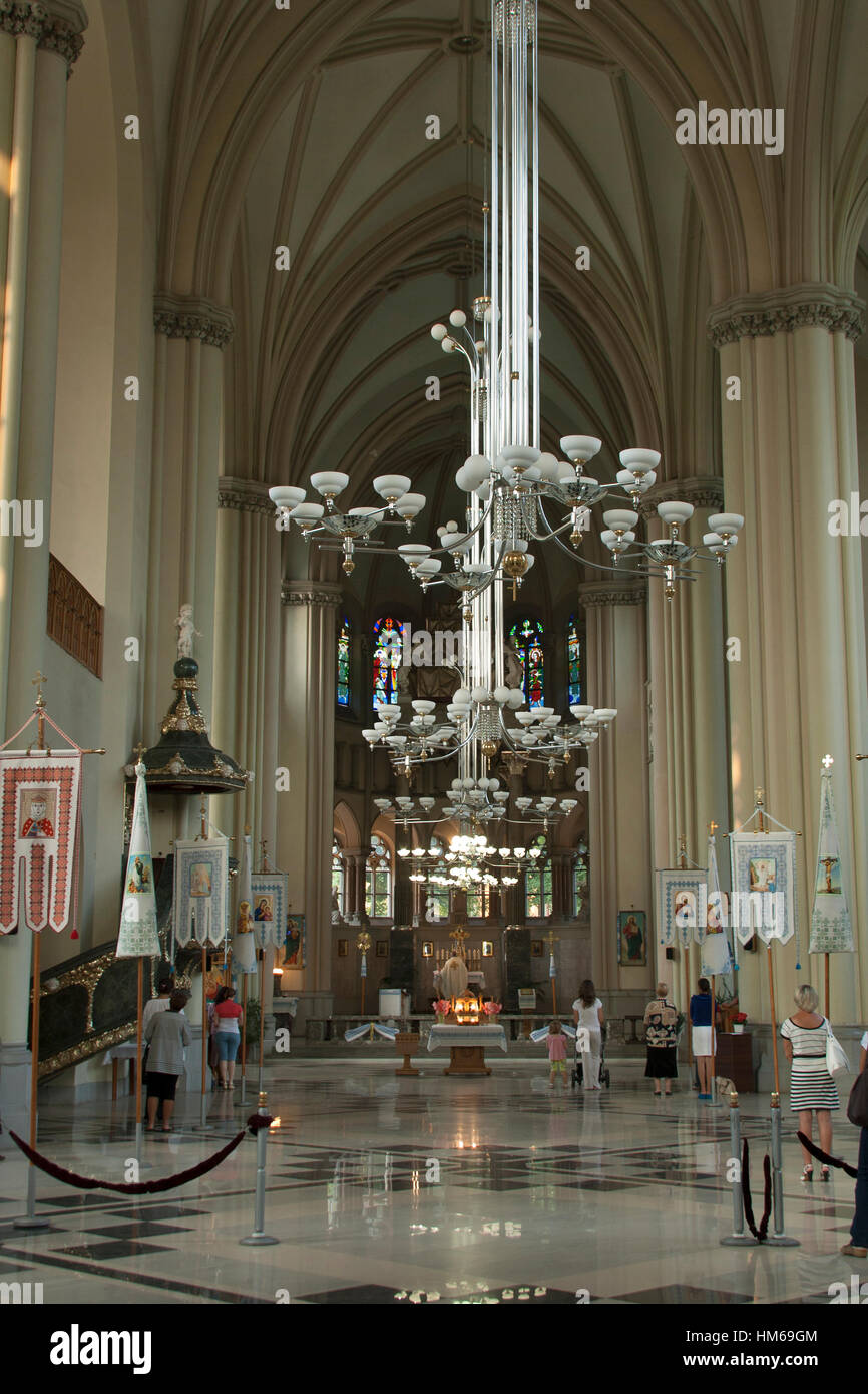 Lviv, Ukraine - 5. September 2012: Gemeindemitglieder beten katholische Kirche St. Olha und Elizabeth in Lemberg, Ukraine. Kirche St. Olha und Elisabeth Stockfoto