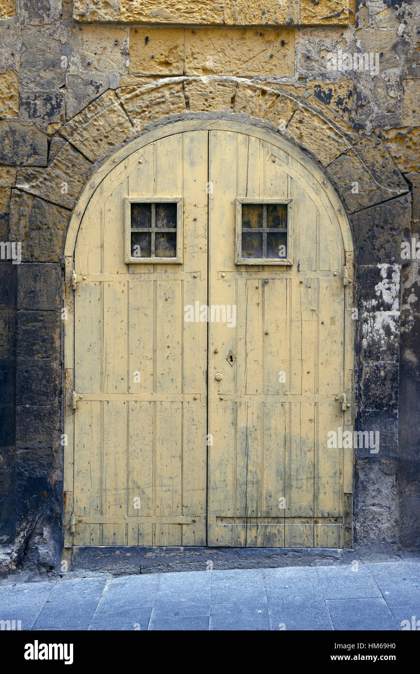 Alte Tür Tür baufällig heruntergekommen, ungepflegt altersschwachen Valletta Malta traditionelle Attraktion aufgegeben Seite Straßen Straße Holz Stockfoto