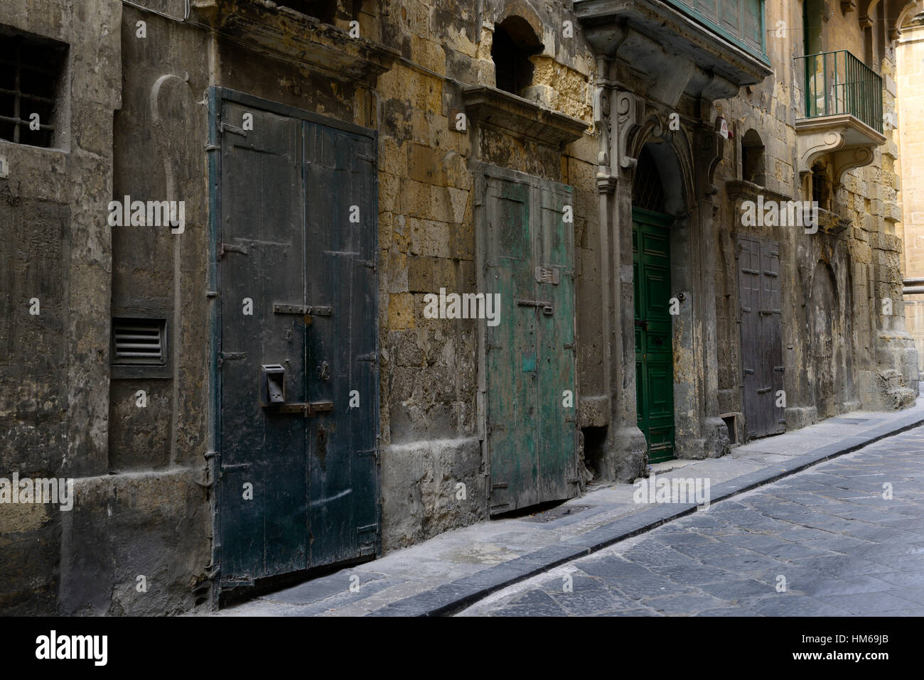 Alte Tür Tür baufällig heruntergekommen, ungepflegt altersschwachen Valletta Malta traditionelle Attraktion aufgegeben Seite Straßen Straße Holz Stockfoto