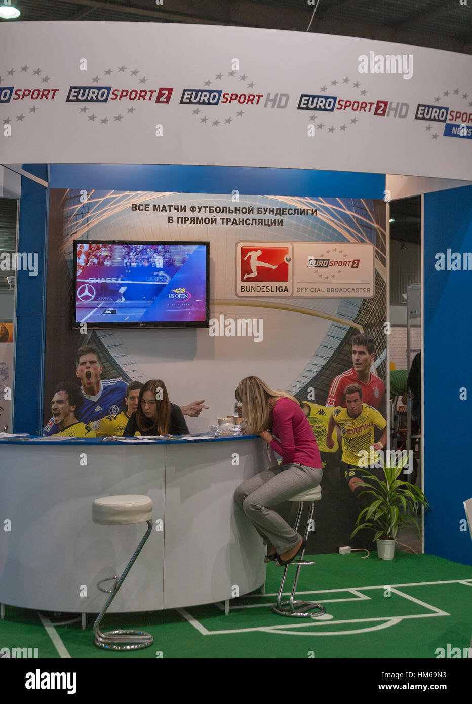 Besucher besuchen Sie Euro-Sport-Sender stand auf Kiew International Exhibition and Conference in broadcast-Industrie 2012 in Kiew, Ukraine. GRENZKOMMISSION Stockfoto