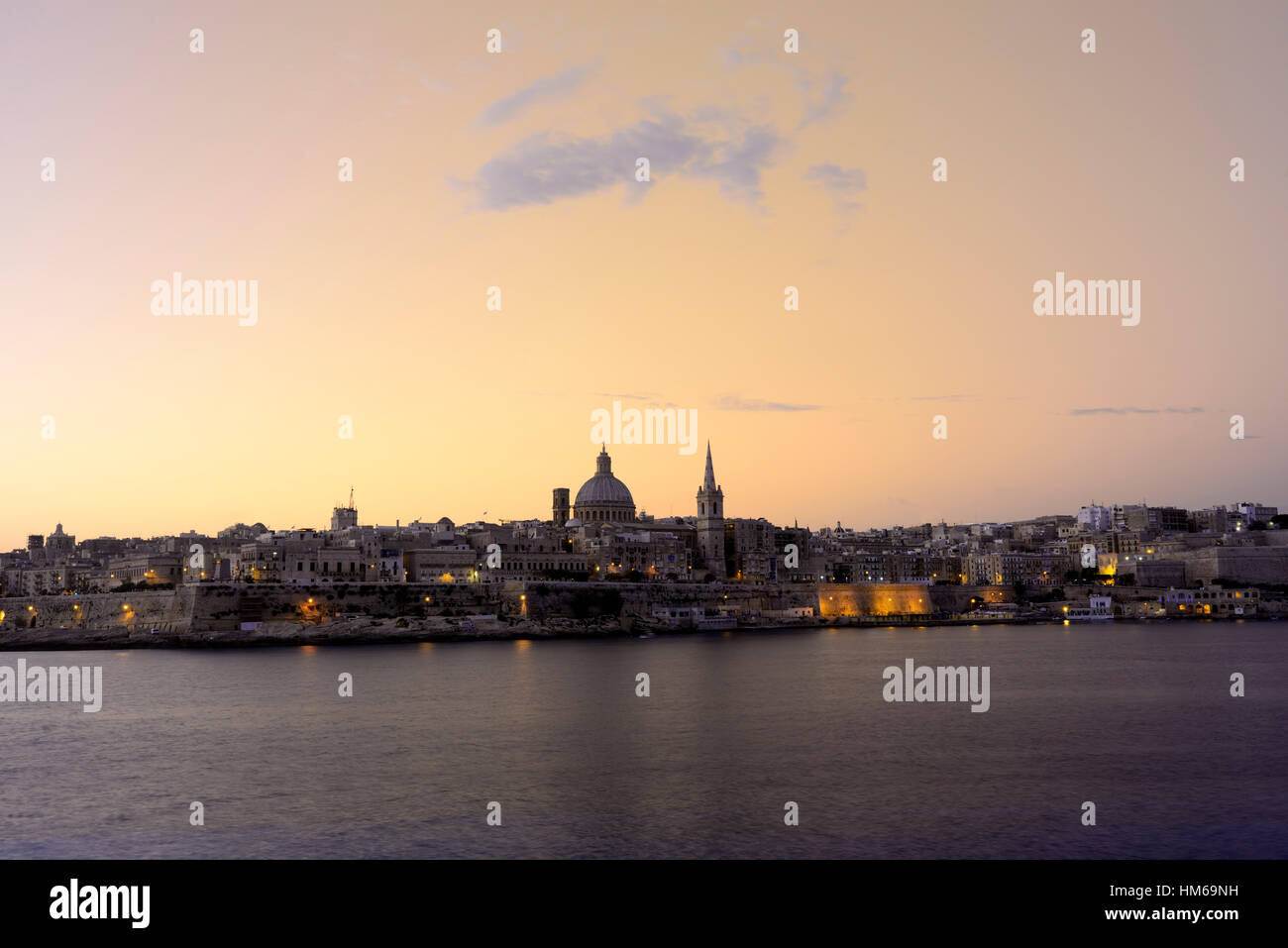 Valletta Skyline Str. Pauls anglikanische Kathedrale Karmeliter Kirche Sliema Malta Hauptstadt Stadt UNESCO-Welterbe Tourismus RM Welt Stockfoto