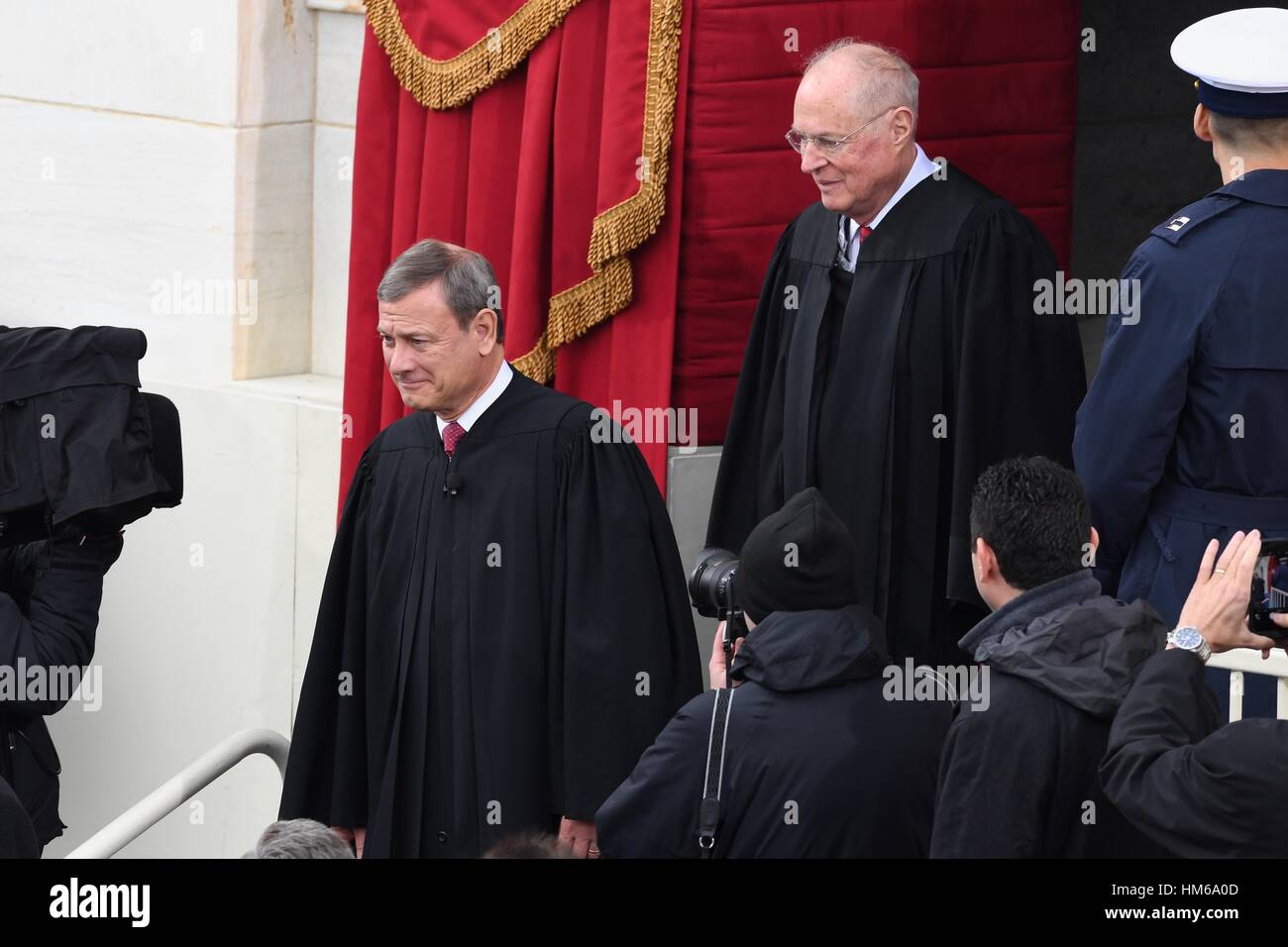 Supreme Court Chief Justice John Roberts geht mit Richter Anthony Kennedy während der Anreise für die 68. Präsident Eröffnungs-Zeremonie auf dem Capitol Hill 20. Januar 2017 in Washington, DC. Donald Trump wurde der 45. Präsident der Vereinigten Staaten in der Zeremonie. Stockfoto