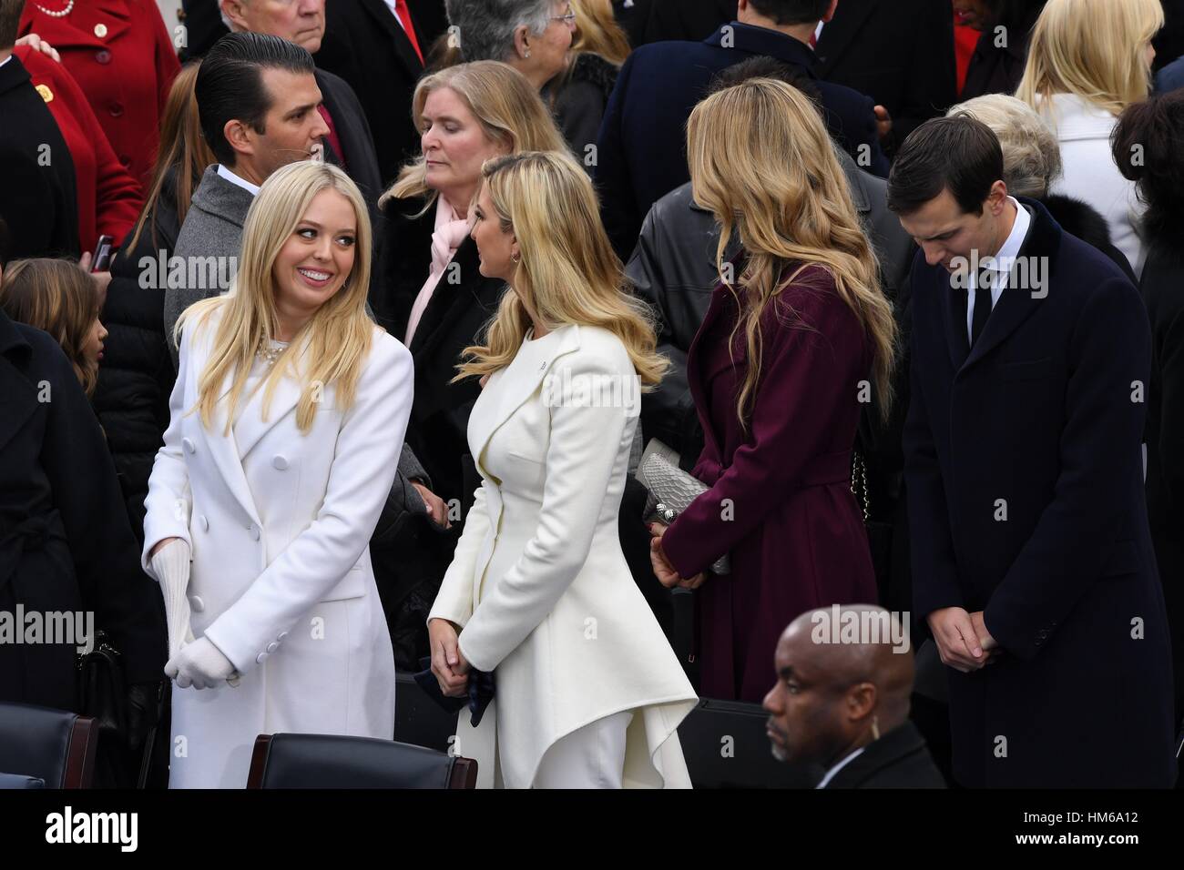 Tiffany Trump, blickt nach links, Halbschwester Ivanka Trump vor dem Start des ersten Präsidenten auf dem Capitol Hill 20. Januar 2017 in Washington, DC. Donald Trump wurde der 45. Präsident der Vereinigten Staaten. Stockfoto