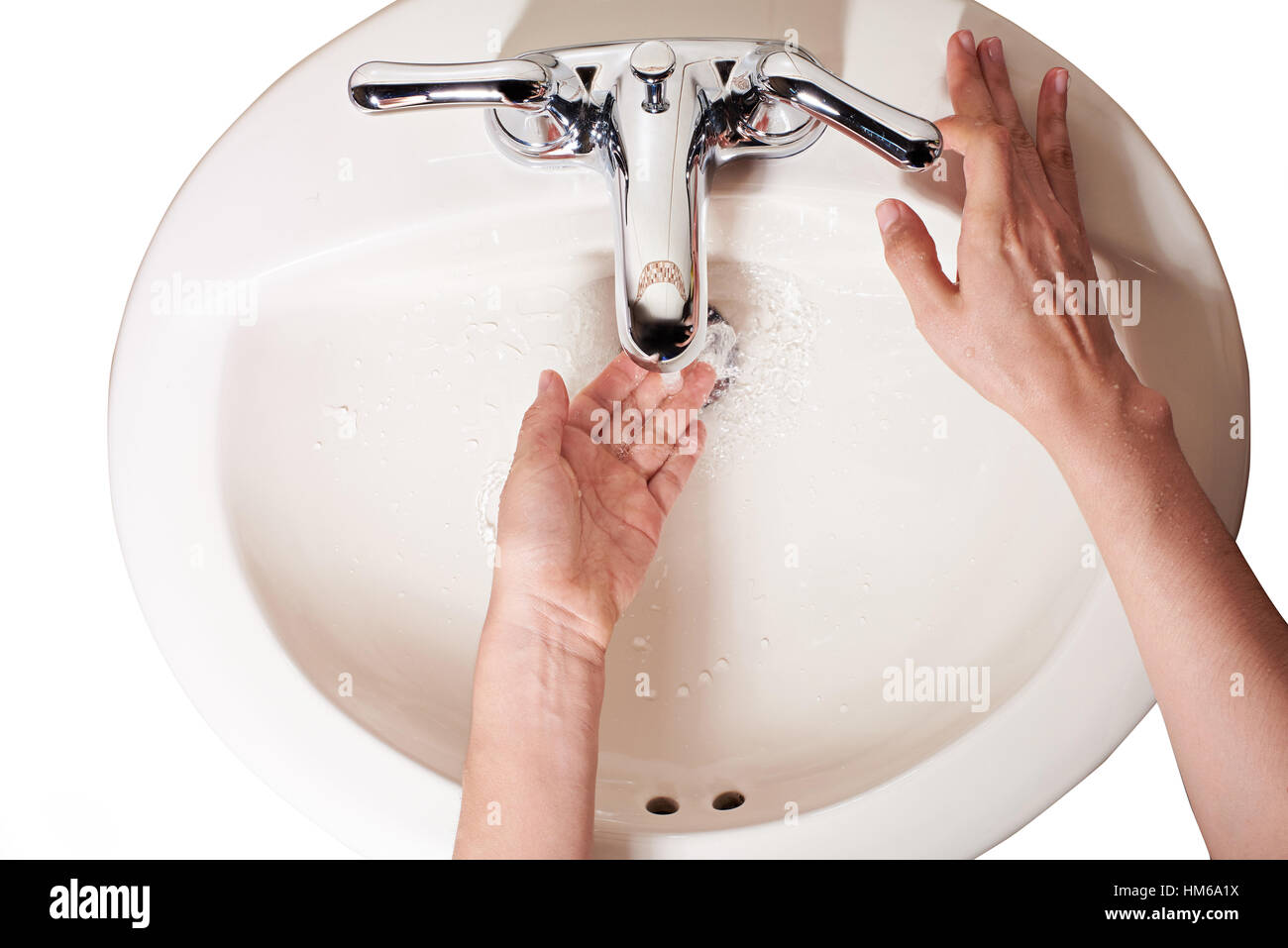 isolierte waschen Hände im Waschbecken mit Wassertropfen Stockfoto