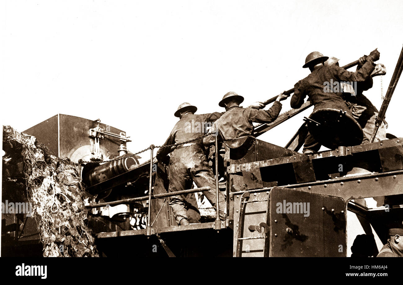 14-Zoll-Geschütz Gespräche für US-Männer von der 35. Küstenartillerie laden eine mobile Eisenbahn Geschütz, 13,9 Zoll Kaliber, frontseitig Argonne.  Baleycourt, Frankreich.  26. September 1918. Lt. Richard W. Sears. (Armee) NARA-DATEI #: 111-SC-23134 KRIEG & KONFLIKT BUCH #: 625 Stockfoto