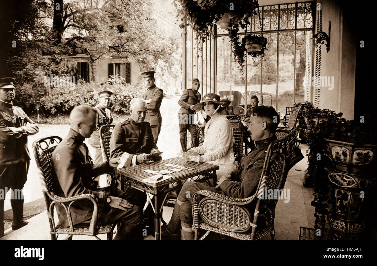 Verwundete Offiziere und Frau W.E.  Corey, verletzte Frau des amerikanischen Stahl Magnaten, der ihre Heimat gegeben hat amerikanische Offiziere.  Ein Spiel der Brücke im Gange auf der Veranda.  Chateau de Villegenis an Palaiseau, Frankreich.  18. September 1918.  Sgt. R. Sullivan. (Armee) NARA-DATEI #: 111-SC-23400 KRIEG & KONFLIKT BUCH #: 657 Stockfoto