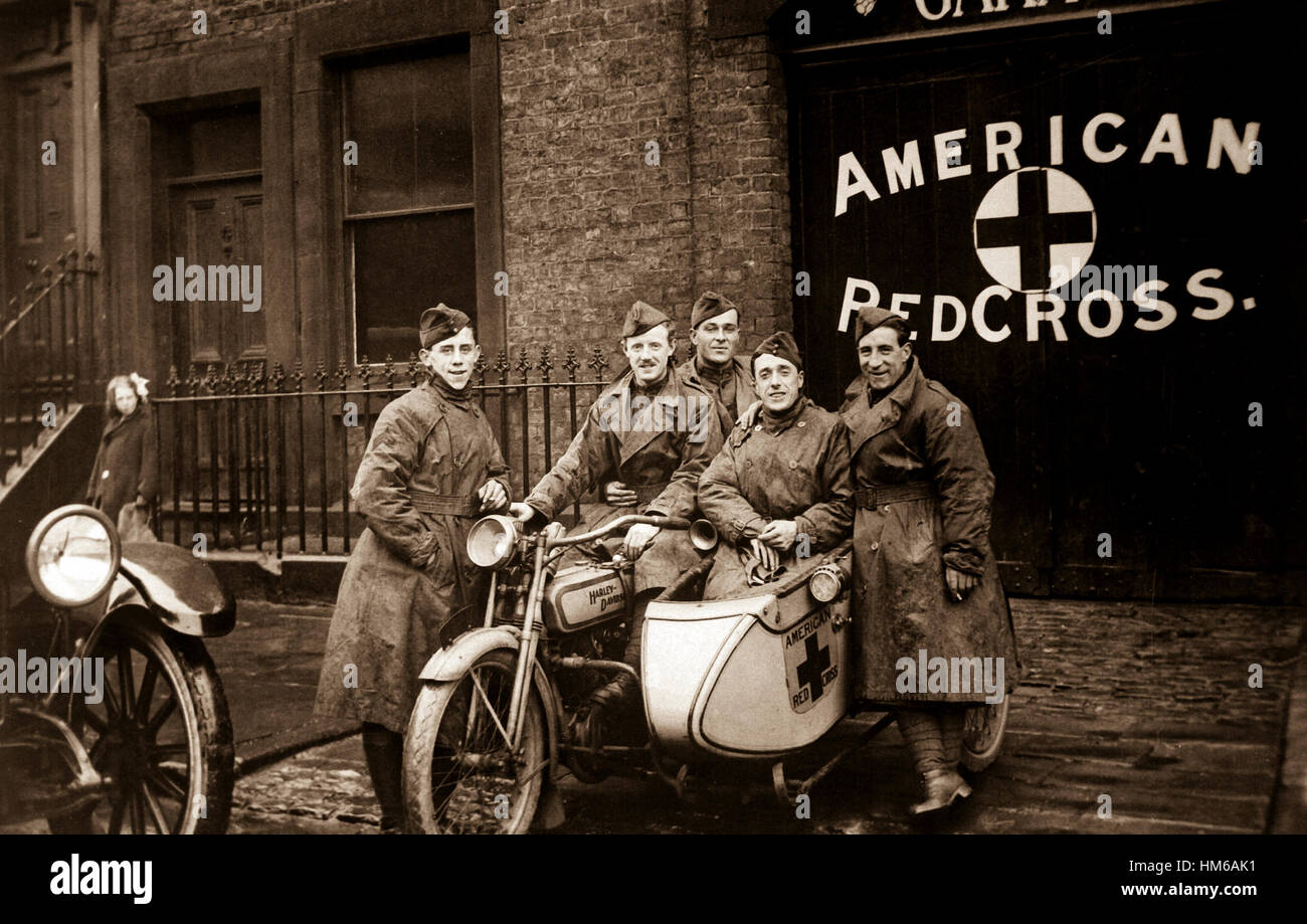 Amerikanische Rote Kreuz in Großbritannien.  Eine Einheit der berühmten "Flying Squadron" Brüsten sich auf die Möglichkeit, innerhalb von drei Minuten Zeit ein Gespräch in Gang kommen wird empfangen.  Ca. 1918. Amerikanische Rote Kreuz.  (Krieg Dept.) Genaues Datum erschossen unbekannte NARA Datei #: 165-WW-56-1 Krieg & Konflikt buchen #: 660 Stockfoto