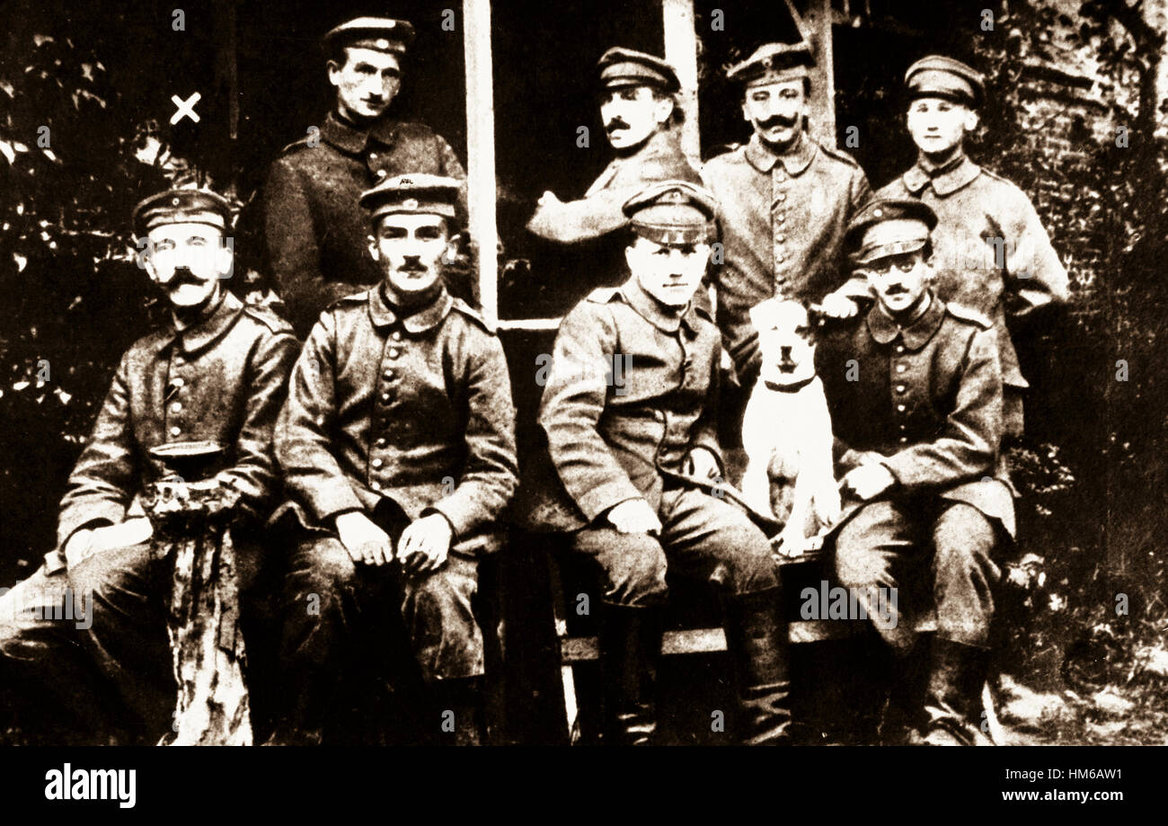 Deutsche Soldaten.  Adolf Hitler auf der linken Seite.  (OWI) Genaues Datum erschossen unbekannte NARA Datei #: 208-PU-93Y-4 Krieg & Konflikt buchen #: 500 Stockfoto